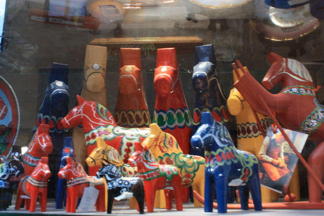 ガラムスタンのお土産やさん。<br />ほしくはないが、目が楽しい。<br /><br />これを観て日本の牛のお土産を思い出すのは私だけだろうか。一気におしゃれ感が薄れてしまう。