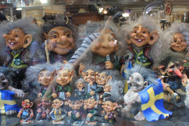 ちょっと自分が写ってしまったけど、これも代表的なお土産。妖精らしい。ちょっと怖い。<br />