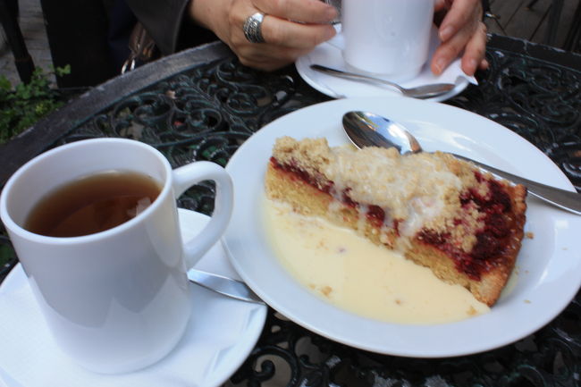 歩き方にも載っている古いカフェで食べたベリータルト。甘くて甘くて一人では食べきれない。<br /><br />近くのドイツ教会で鐘の音が聞こえる。<br />ああ、いつか教会のそばに住みたいなと思う。