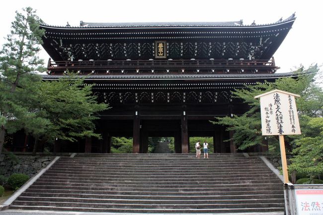 円山公園を北に抜けていくと知恩院に辿り着きます。<br />知恩院といえば，まずはこの三門。<br />高さ24メートル，横幅50メートル，屋根瓦約7万枚。その構造・規模において，国内の木造建築として最大の二重門です。<br /><br /><br />