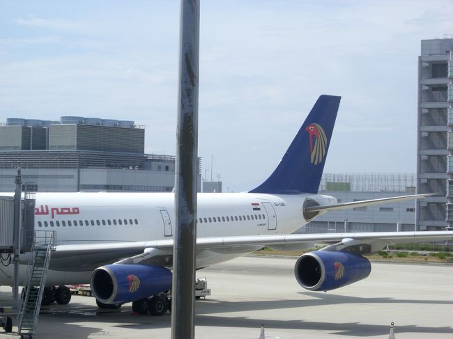 エジプト航空。バナナみたいな（←友人談）マークはホルス神です。<br /><br />14時間のなが〜いフライト。ＤＳをやり、エジプシャンポップスを聴き、機内誌『ホルス』をチラ見し・・・設備がなさ過ぎて、途中でやることがなくなりました。<br />足はむくむし、ほんとに辛かった〜