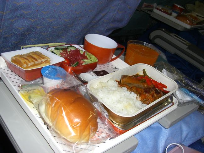 こちらはビーフ。<br />オレンジ色の液体、「ミリンダ」は甘〜いオレンジソーダだったそうです。