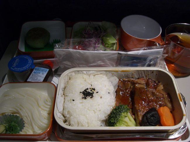 2回目の食事。チキンとビーフが選べます。<br />チキンをチョイス。これもおいし〜い！！<br />そうめんとおやきがついてました。<br /><br />エジプト航空では、ムスリムのため、アルコール＆豚肉はでてきません。持ち込みはＯＫだそうです。