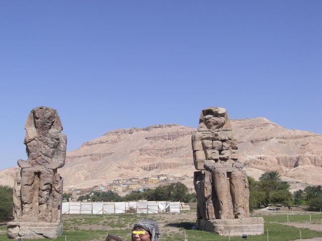 メムノンの巨像。<br />ほとんどが崩れてしまっている。紀元前２７年の地震で、エジプトの遺物がほとんど崩れてしまったそうです。<br />うーん、残念。