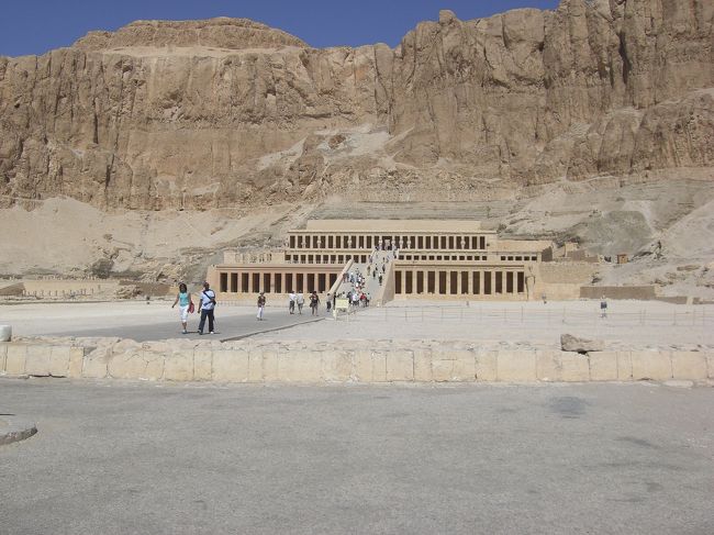 ハトシェプスト葬祭殿。<br />ハトシェプストが自分のお葬式とミイラ作りをさせるためだけに作らせた。
