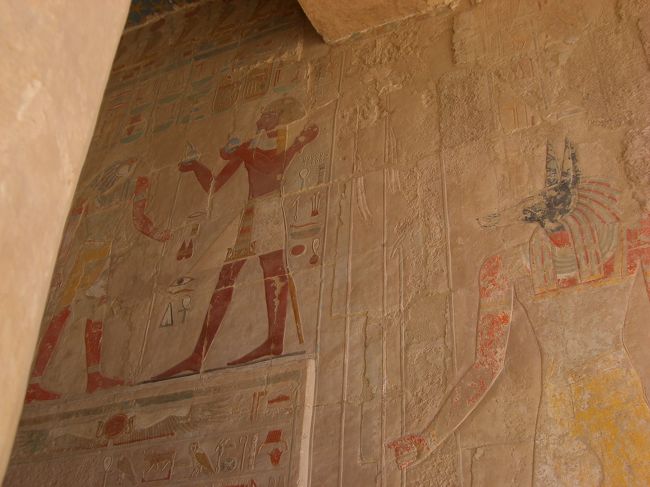 見事なレリーフ。