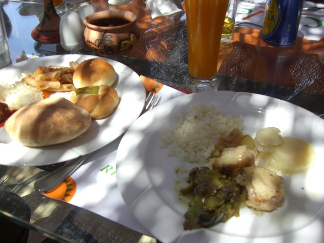 王家の谷の後、ランチへ。<br />エジプト最初の”エジプト料理”は「ヌビアンハウス」にてバイキング。<br />・・・うーん、これは。<br /><br />マンゴージュースはとっても濃厚で、美味しかった♪<br />