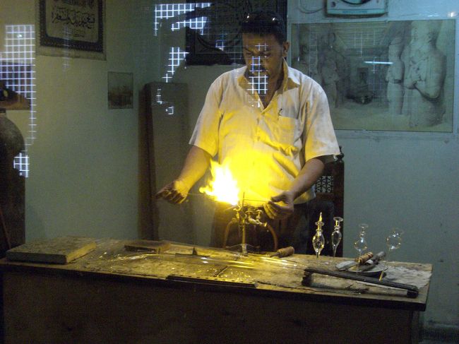 香水瓶屋のオヤジさん。実演してくれてます。<br />ハイビスカスティをごちそうになり、もちろんこの後商売が始まります。<br />このパターンはやっぱりツアーですね・・・<br /><br />らくだの香水瓶・・・１４０£Ｅ<br />ちっちゃい香水瓶・・・３０£Ｅ<br />　　　　　　　<br />　　　　　　　　　　　　↓<br />　　　　　　　　　　２８ＵＳ＄（１４０£Ｅ相当）<br /><br />おまけしてくれたんだ！でも安くない。と思う。