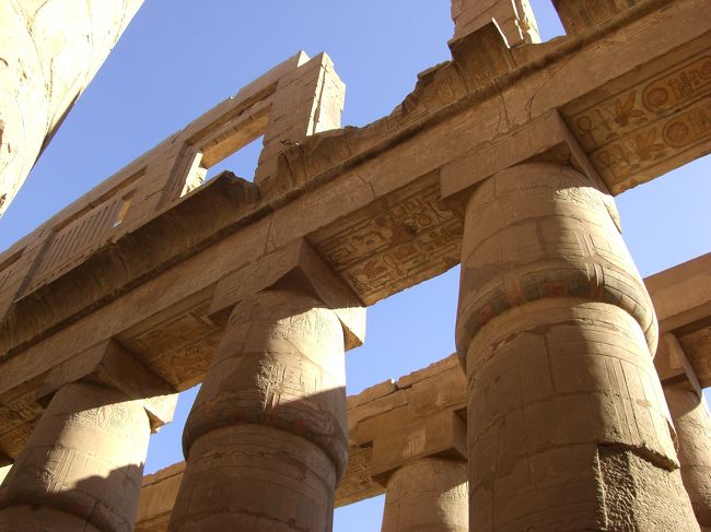 柱が並び、上部には、柱の高低さを利用した明り取り用窓があります。<br />すこし色も残ってますね。