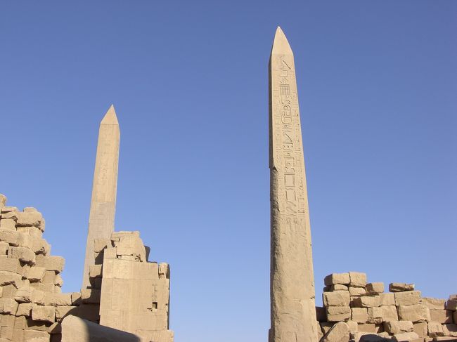 どっちが高い？<br /><br />右はトトメス１世、左はハトシェプスト女王のオベリスク。<br /><br />答えは左のハトちゃんの方。<br />まわりが壁に囲まれてるのは、娘婿のトトメス３世の仕業。姑が気に食わなくて、がんばって隠そうとしたらしいです。でも、当時もてっぺん部分が見えていたので意味なし。<br /><br /><br /><br />