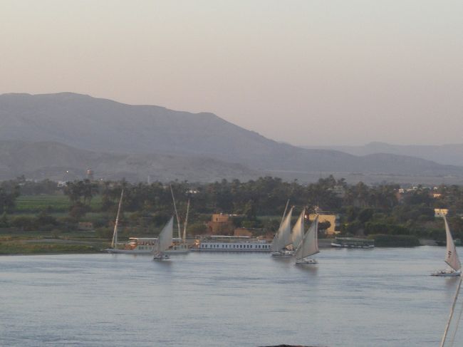 いったんホテルに戻って休憩。<br />今日の王家の谷はめちゃくちゃ暑かったー！！<br /><br />ナイル河を行き交うファルーカを眺める。