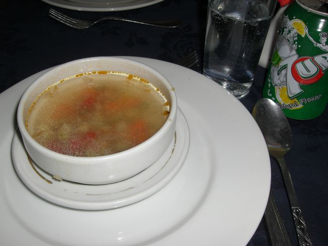 夕食は「ＭＡＲＯ」（マロ？メイロ？）にてエジプト料理。<br /><br />塩っ辛い野菜スープ。<br />油が浮いてる・・・？