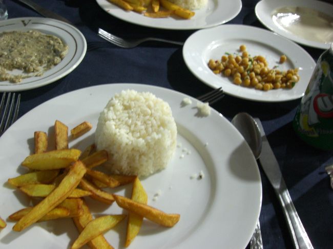 ライス＆ポテト。<br />このほかにもパン各種あり。<br />おくに見えるのはヒヨコマメ。<br />どんだけ炭水化物なんだ！