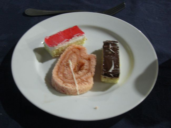 甘〜いケーキ。<br />ざらざらしてました。砂糖が溶け切れてない！？<br /><br />今日の夕食はしょっぱいか甘いかのどちらかしかありませんでした。これぞエジプト・・・<br />