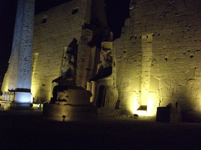 夕食後も観光。ツアーですもの、なかなか帰らせてくれません。<br /><br />ライトアップされた「ルクソール神殿」。<br />かなり眠たかったけど、これは綺麗（●∀●）<br />きてよかった〜。
