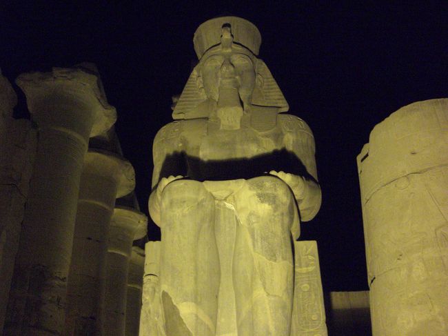 ここでもでたか！ラムセス２世。<br /><br />明日は７時半出発。<br />さらに南へ、アスワンへと向かいます。<br />今日はたっくさん歩いたので、すぐに熟睡・・・