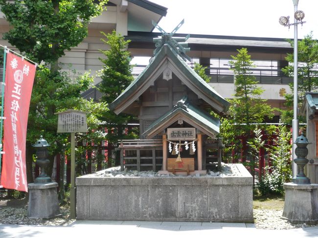 摂社は、右側から<br />北野神社、秋葉神社、出雲神社