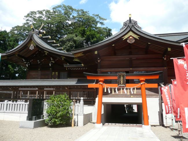 御社殿の下にもぐりこむように<br />奥の宮があります