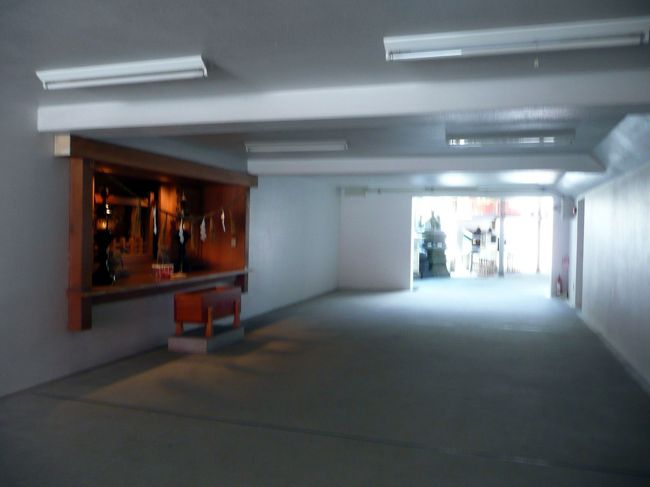 平成２年１１月２１日未明<br />皇室行事に反対した過激派が放火<br />２８０余年の歴史に幕を下ろした以前の御社殿<br />元の祭壇にあります<br /><br />前回も書きましたが、<br />願いが叶った時に、日本酒に熨し付けて<br />住所、氏名を書いて出しますと、御礼の御札が<br />神社から届きました<br />お稲荷様は、日本酒、生卵、油揚げが大好きです