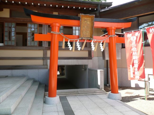 御社殿の表、右側に出ます