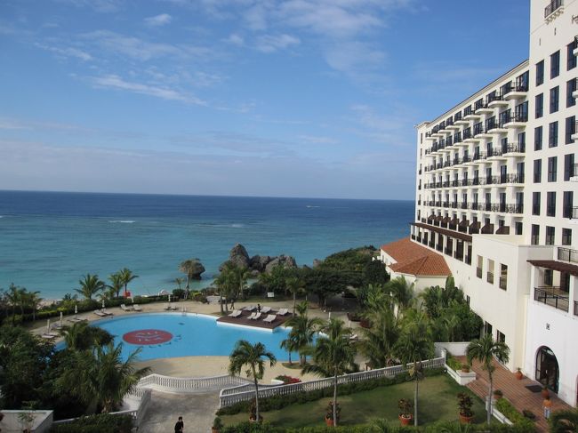 １泊目のホテル日航アリビラ<br />部屋からの眺めで〜す