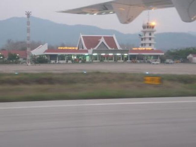 ルアンパバーン空港<br /><br />到着後、ラオス航空の窓口でリコンファーム。<br /><br />