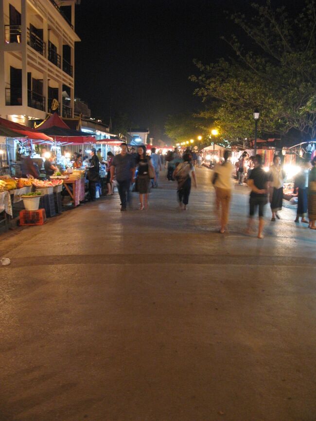ナイトマーケット<br /><br />思ったより観光客が多いので驚いた！<br />