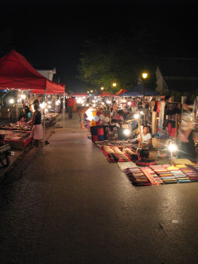 明日から着るＴシャツ２枚購入。<br />言い値で50,000キープ。 <br />