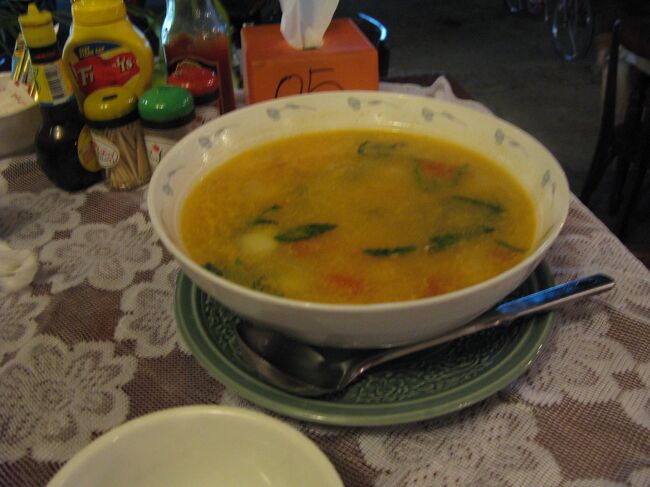 スープ頼んだら、またまたどんぶりいっぱいだった。<br />ひとりじゃ多すぎ＠＠<br /><br />