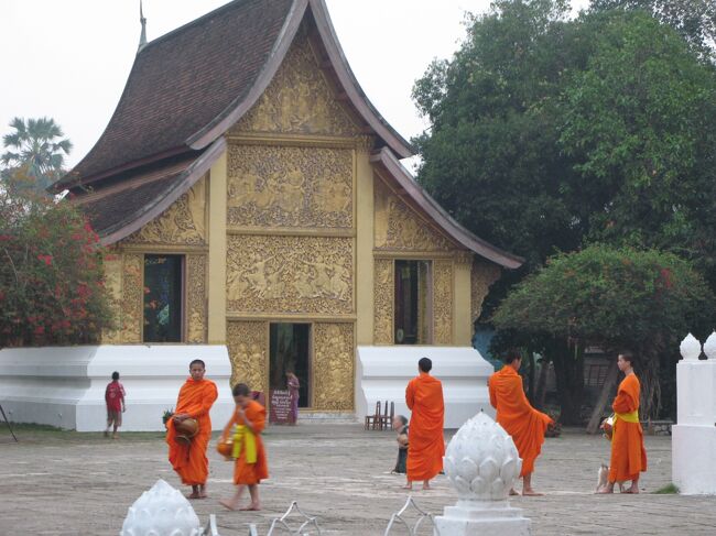 托鉢の若僧が徐々に集まってきた。<br /><br />ホーラーサロット前 <br />