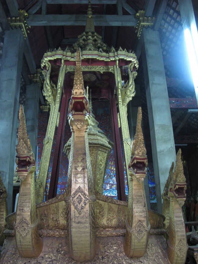 黄金の龍をモチーフしたといわれる、<br />シーサワンウォン王の葬儀で使われた<br /><br />「霊柩車」 <br />