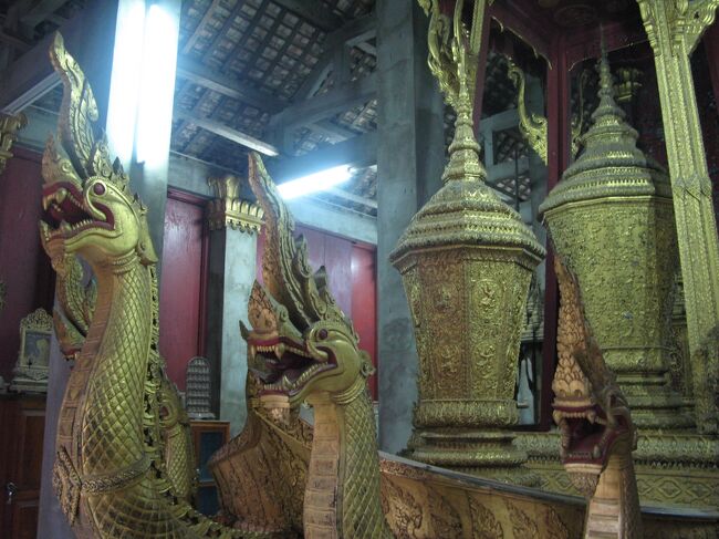 「霊柩車」<br /><br />かなり大きい <br />