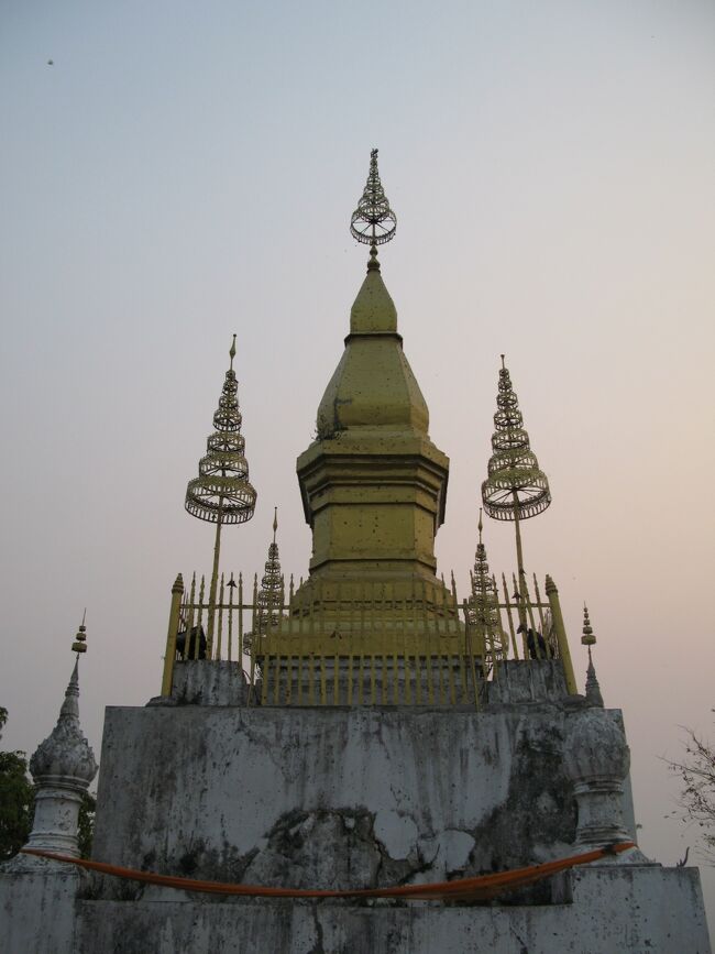 頂上に建つ、タートチョムシー<br /><br />誰もいなかった