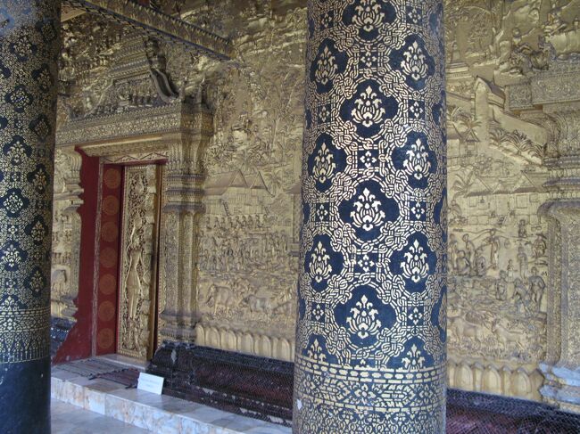 本堂の壁は「黄金の国」を模したレリーフ<br /><br />インドの古典叙事詩「ラーマーヤナ」をモチーフ <br />