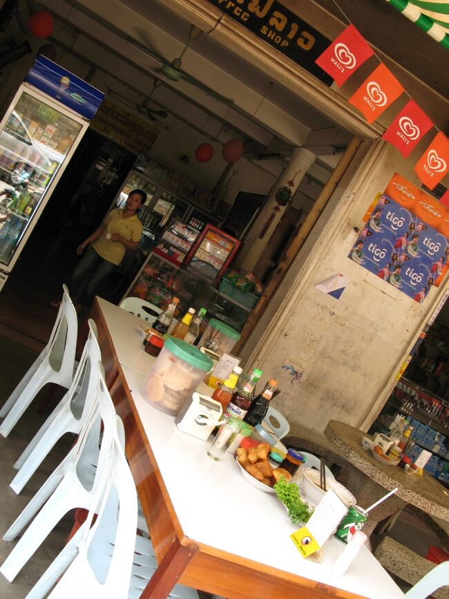 ホテルに戻ってランチ♪<br /><br />泊まったホテルの斜め前にある<br />カオソーイ屋 <br />