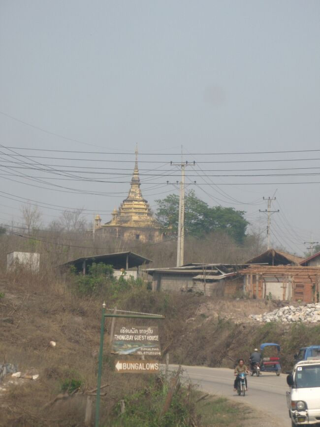 空港へ向かう途中に見かけた寺院。 <br />