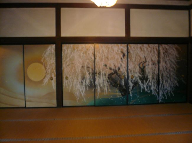 襖絵の桜は、平成に入ってから浜田泰介画伯が描いたものです。