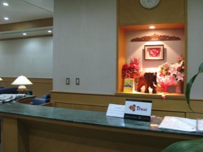 ビジネスラウンジ<br />受付に誰もいなかった。<br />呼んでも反応なしなので、勝手に利用しました＠＠<br />