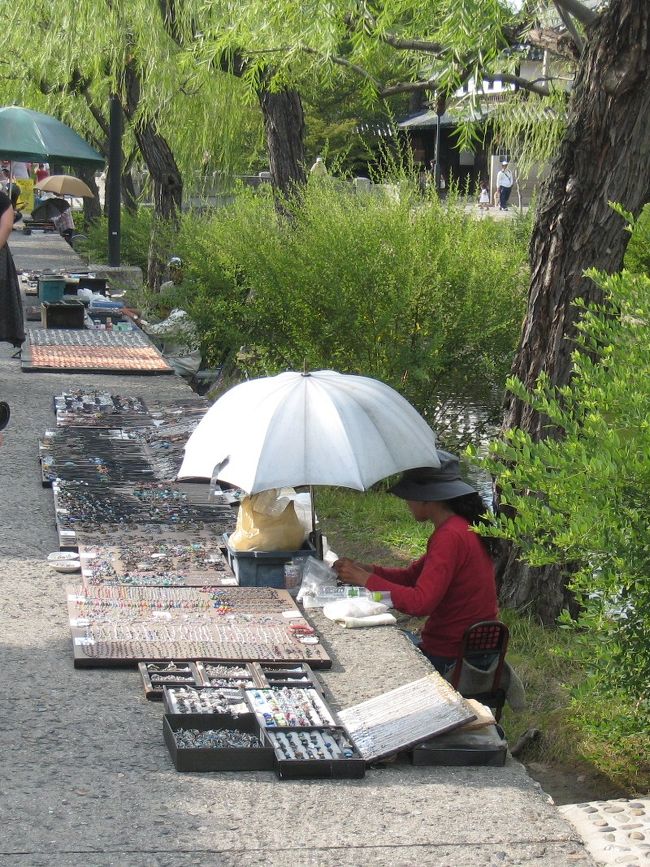 川沿いには手作りアクセサリーを売っている人が<br />たくさんいました。