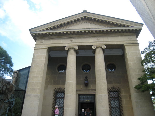 大原美術館の正面入り口<br /><br />ここは倉敷の実業家・大原孫三郎が開いた<br />日本初の西洋近代美術館です。<br />有名な絵画がたくさん見られるそうですが、<br />今回は時間の関係で入れず。