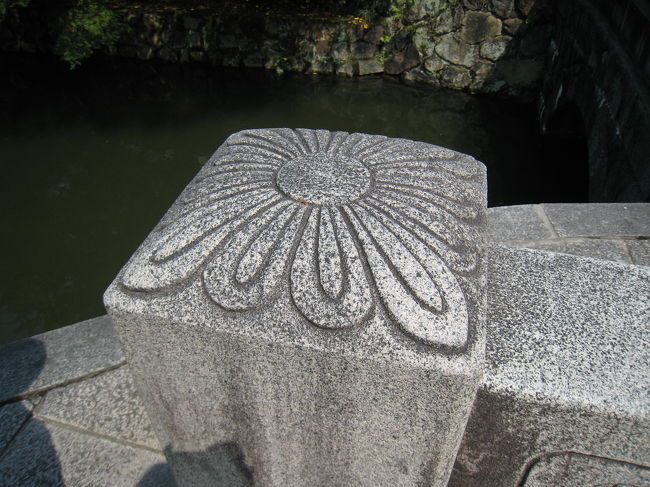 今橋には菊のご紋が刻まれていると聞きました。<br />これのことかな？