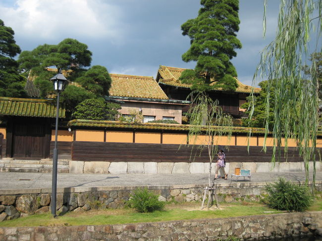 橋の向こうは有隣荘<br /><br />黄緑色というか、かぼちゃ色というか、<br />複雑な色合いの瓦が美しいです。<br /><br />年に２度の特別公開期間以外は内部見学不可。<br />もったいなーい！