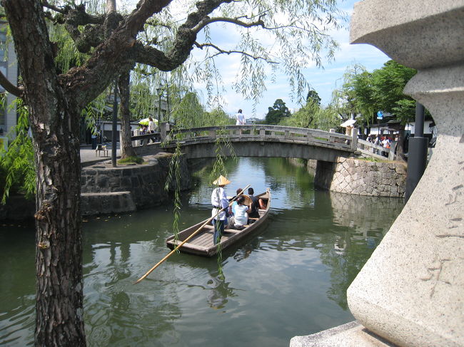こんな感じで、５人乗りの小さな船を<br />船頭のおじさんがゆ〜っくりこぎながら<br />美観地区をガイドしてくれます。<br />