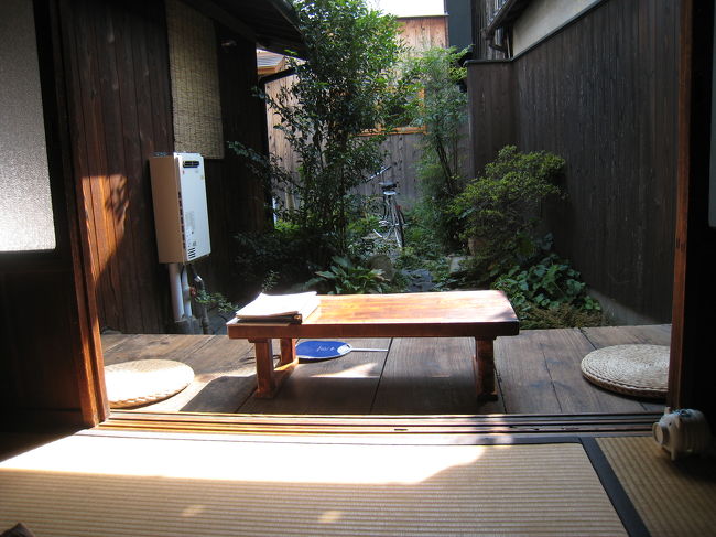 次は和カフェ「三宅商店」で甘いものを。<br /><br />築100年以上の古民家ですが、堅苦しい雰囲気では<br />なくてごく普通の古い家って感じ。<br />食後はそのまま畳にゴロッと寝ころがって<br />お昼寝したくなりました。なごむ〜。<br /><br />常にお客さんでいっぱいだったので、店内の写真は<br />この縁側席しか撮れませんでした。