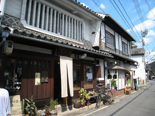 「蟲文庫」は古風な古本屋さんです。