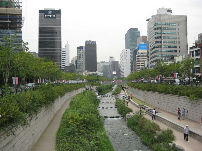 川を渡る風がひんやりと気持ちいいです。<br /><br />街の中にこんな場所があると良いですね〜☆