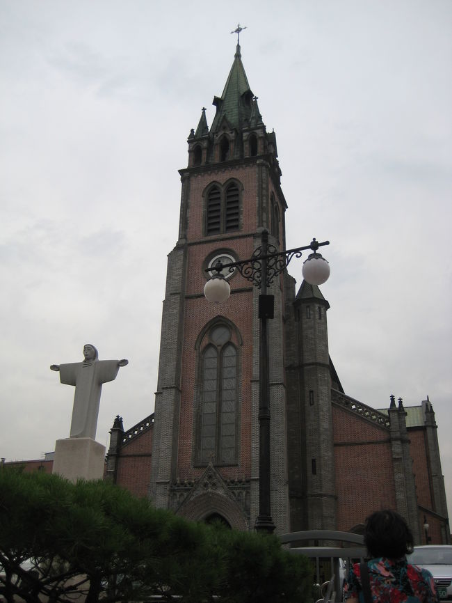 清渓川のベンチで休憩した後、<br />明洞聖堂へ行きました。<br /><br />純粋なゴシック様式建築で、<br />韓国カトリック教の象徴であり、<br />ソウル大教区主教でもある明洞聖堂。<br /><br />高い尖塔とレンガの壁が印象的。<br />中に入るとアーチ型の天井やステンドグラスが美しく、<br />騒がしい明洞の中とは思えないほど厳かな雰囲気でした。<br /><br /><br />これで観光は終了！<br />次は明洞で買い物です♪