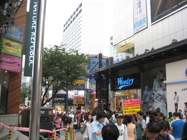 It's skinやSKINFOOD、ETUDE HOUSEでコスメを買い、<br />FOREVER21を見たり、屋台を見たりしました。<br /><br />買ったものはお土産編に載せています↓↓<br />http://4travel.jp/traveler/sylphides/album/10375695/