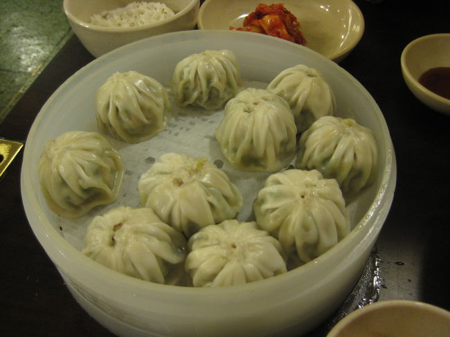 明洞餃子7,000ｗ。<br /><br />肉汁たっぷり♪<br />そのままでも美味しいですが、<br />少し醤油をつけるとまた美味しい♪♪ 