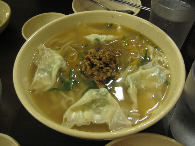 カルグクス7,000ｗ。<br /><br />少しとろみのある、<br />濃厚だけれど意外と油っこくないスープに<br />麺がよく絡んで美味しいです☆☆☆ 